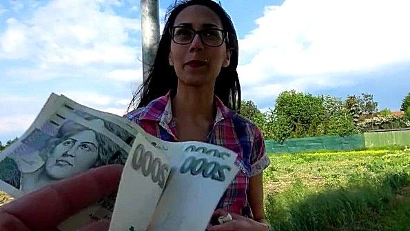 Шлюха в масле с радостью использует вибратор для своей пизды