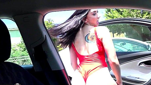 Объективщик несет мисс к богатому человеку во время съемки почвы