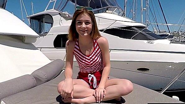 Он дрочит член своего партнера, чтобы зажечь его, и клеймит его спермой