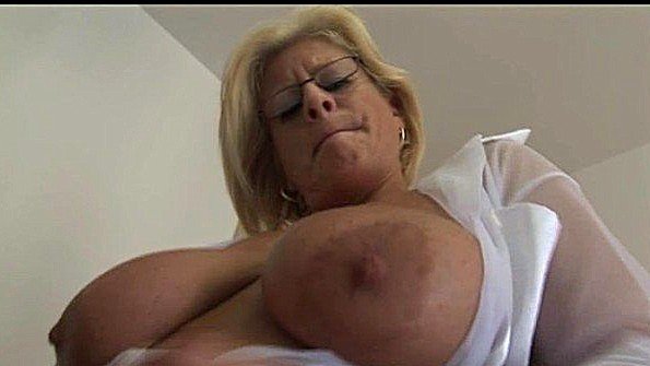 Две шлюхи одновременно заставляют мужчину заниматься сексом