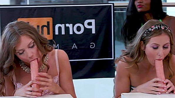 Голая замужняя женщина активно дрочит член своего мужа своей рукой