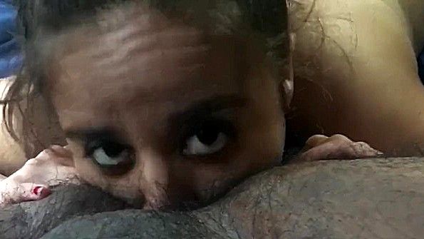 Азиатская сучка умело развлекается с дилдо