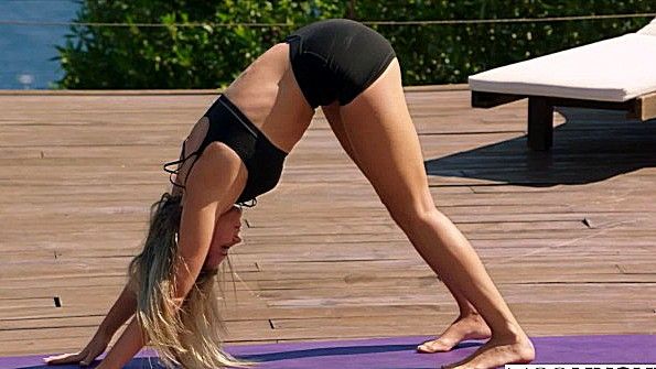 Я сплю со взрослой женщиной, у которой анальная пробка, и вставляю туда свою половую губку