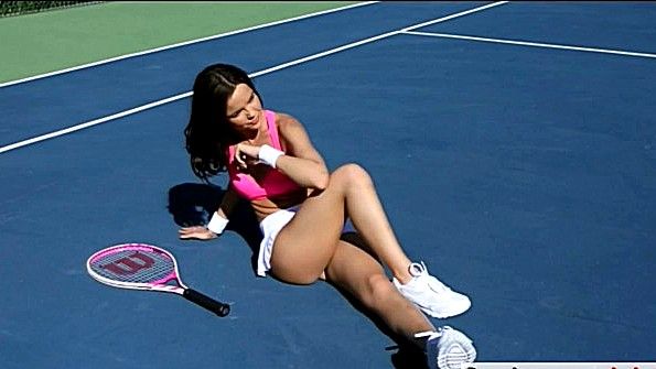 Она снимает трусики и приседает, чтобы подскочить к своему парню