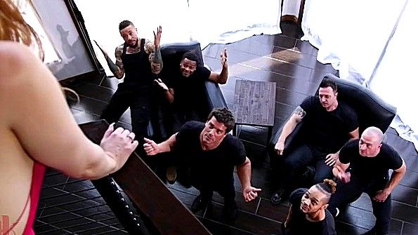 Развратная кокетка надеется достичь оргазма