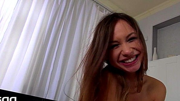 Кокетливая дама не станет выставлять напоказ свою грудь на улице