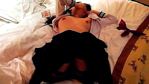 Он мастурбирует перед своей девушкой и открыто кончает