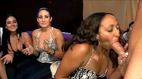 Промах в чулке, сперма бурно выделяется при анальном сексе