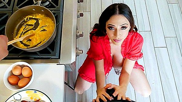 Малышка разрывает свои трико и ловко мастурбирует свою пизду