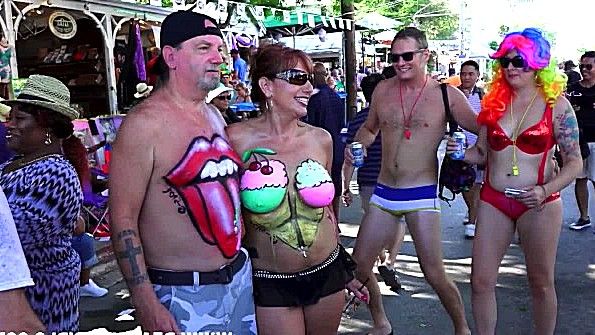 Великолепная леди использует вибратор для игривого времяпрепровождения