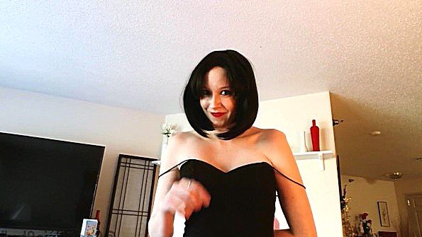 Не смущающаяся взрослая женщина в чулках развлекается с дилдо