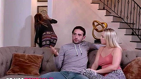 Он спит с брюнеткой, которая занимается сексом с дилдо, и спит с ней, используя резиновый чулок