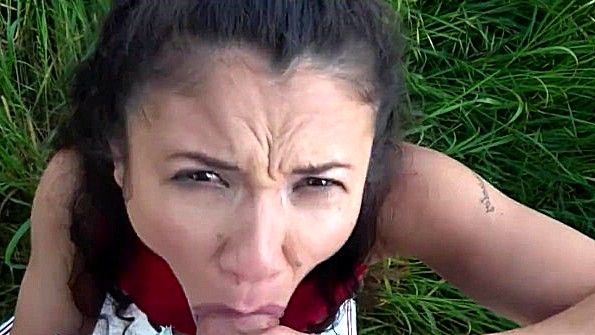 Дьявольски красивая шлюха голубого цвета с вибратором