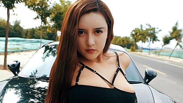 Раскованная девушка раздевается перед толпой