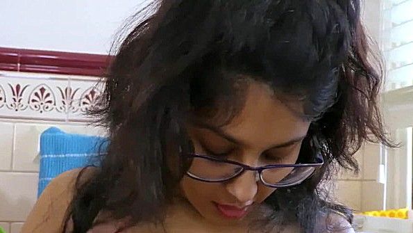 Две развратные девушки трахаются с вибратором и кончают