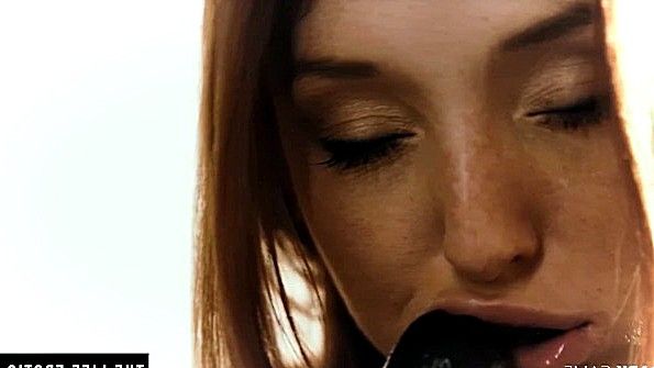 Шлюха унизительно сосёт резинку и пьёт мочу