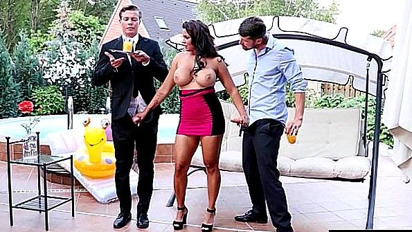 Мыть грудь своей подруги в душе и ласкать ее своей опекой