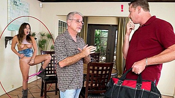 Рыжеволосая неряха не может спать вместе из-за двух чернокожих парней