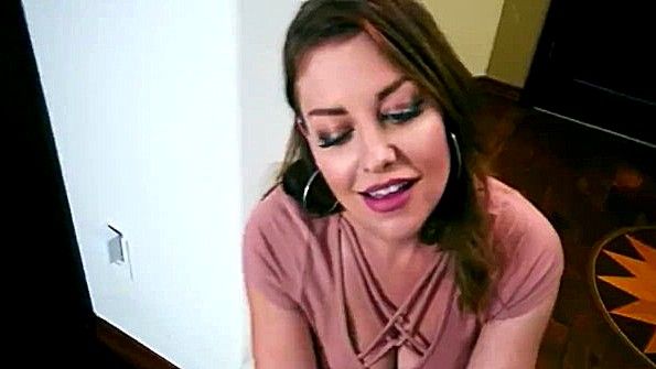 Великолепная дама в чулках медленно мастурбирует