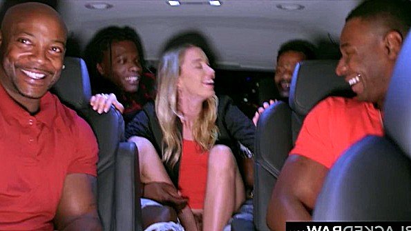 Мисс в монокле лежала на полу и ласкала себя