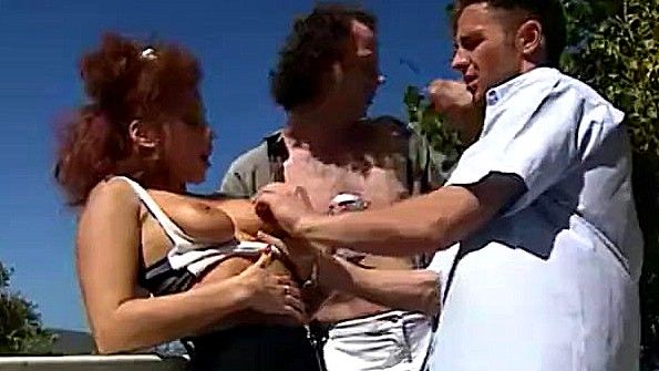 Он дал своей родительнице вибратор и занялся с ней сексом на кухне