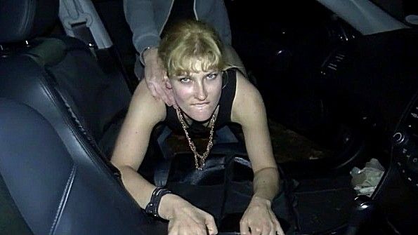 Шлюха трахается в кабаре, пока не начнёт