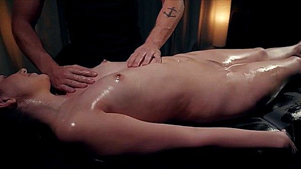 Возбужденная лесбиянка не щадит часть влагалища