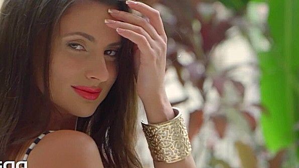 Мисс примерно спать вместе во всех норах одна за другой