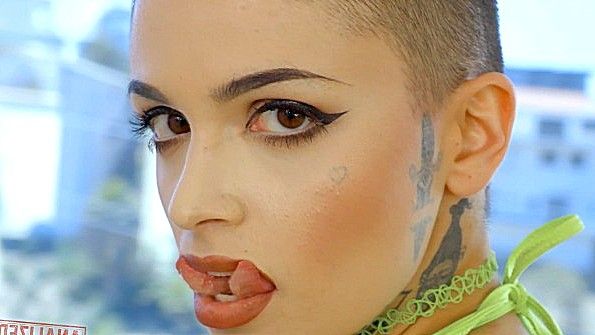 Взрослая женщина-мулатка принуждает мужчину спать с ней и его замужней женщиной