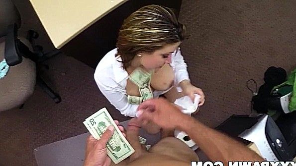 Мисс вытащила дилдо из своей задницы и начала трахать себя в задницу