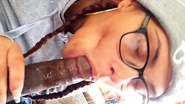 Старая взрослая женщина хочет снять трусики и погладить свою пизду