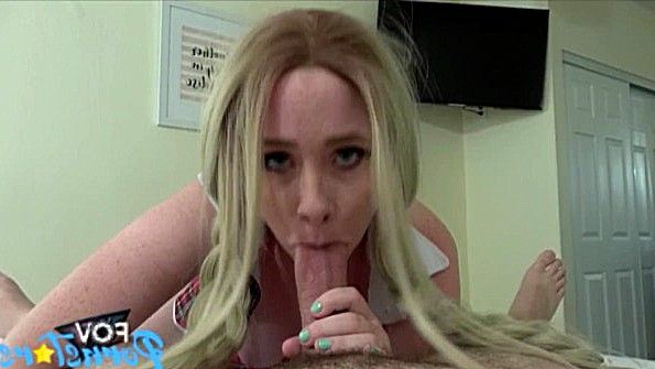 Она сосет член и мастурбирует ради удовольствия