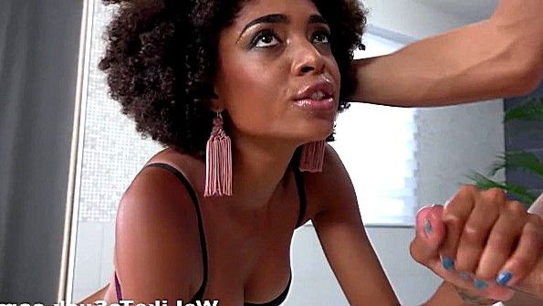 Я поместил мисс с моноклем в место, где царит собачья манера поведения, и спал с ней до изнеможения