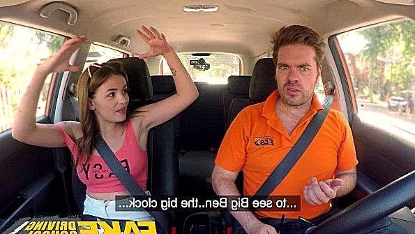 Она не дала своей подруге уснуть и принудила ее к сексу с богатым человеком