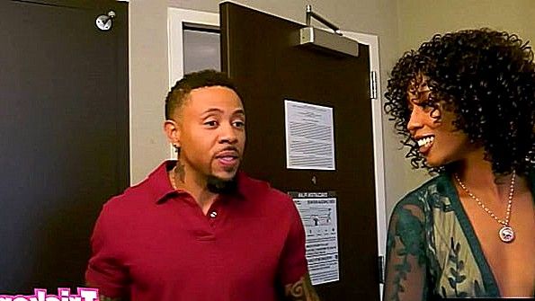 Татуированная малышка любит трахаться в двух позах