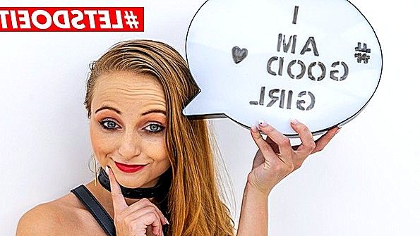 Писающая сука использует вибратор для пакостей