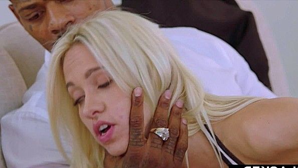 Горячая чернокожая взрослая женщина в чулках удивляет парня оргией