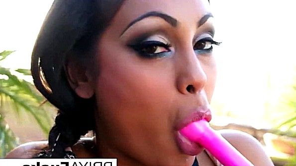 Массажистка-азиатка предлагает клиенту секс