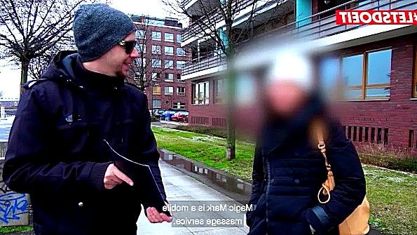 Чернокожий парень, блядь, бреет пизду женщины