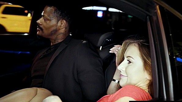 Пышногрудая азиатская взрослая женщина занимается дерзким сексом с парнем