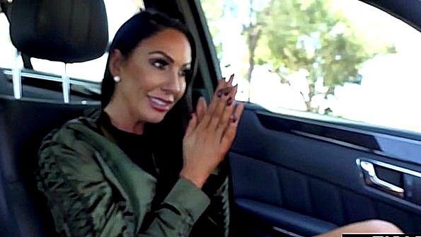 Худая взрослая мулатка готова обслужить парня