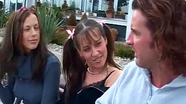 Молодая азиатская самка нежно ласкает свою пизду пальцем