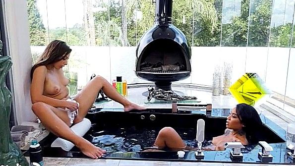 Друг помогает пышногрудой блондинке-богатырке заняться горячим сексом