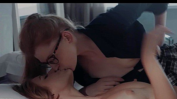 Она не испытывает недостатка в сексе с парнем и в отношениях со своей девушкой