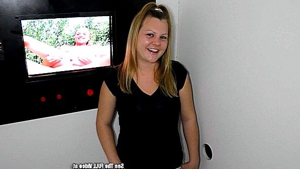 Пышногрудый младенец на природе с обнаженной грудью