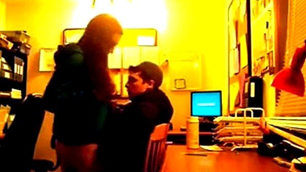 Парень напугал мисс своим огромным сыщиком и переспал с ней