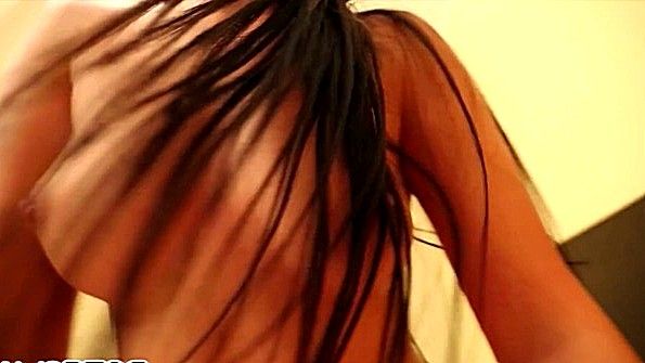 Она села, уткнувшись анусом в ботинок чернокожего мужчины, и громко застонала