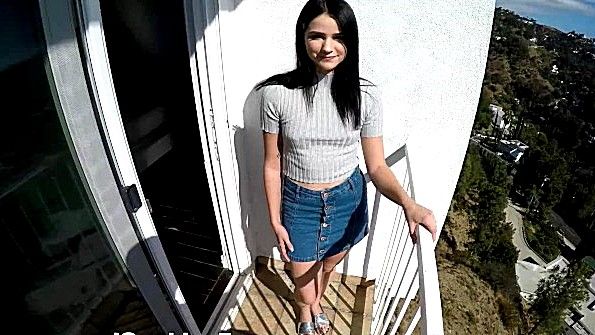 Мускулистая шлюха жадно отдаётся чернокожему парню