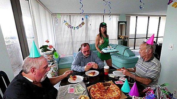 Чернокожий парень спит с придурком в монокле прямо в заднице