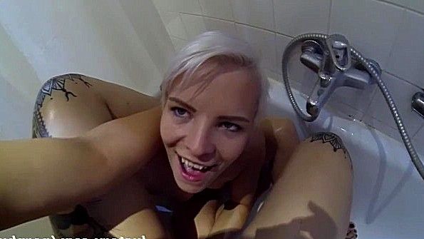 Игривая сестренка трахает своего кровного брата прямо в машине